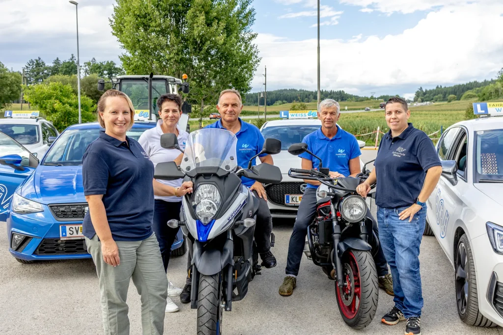 Fahrschule Weiss Gruppenfoto am Übungsplatz in St. Veit